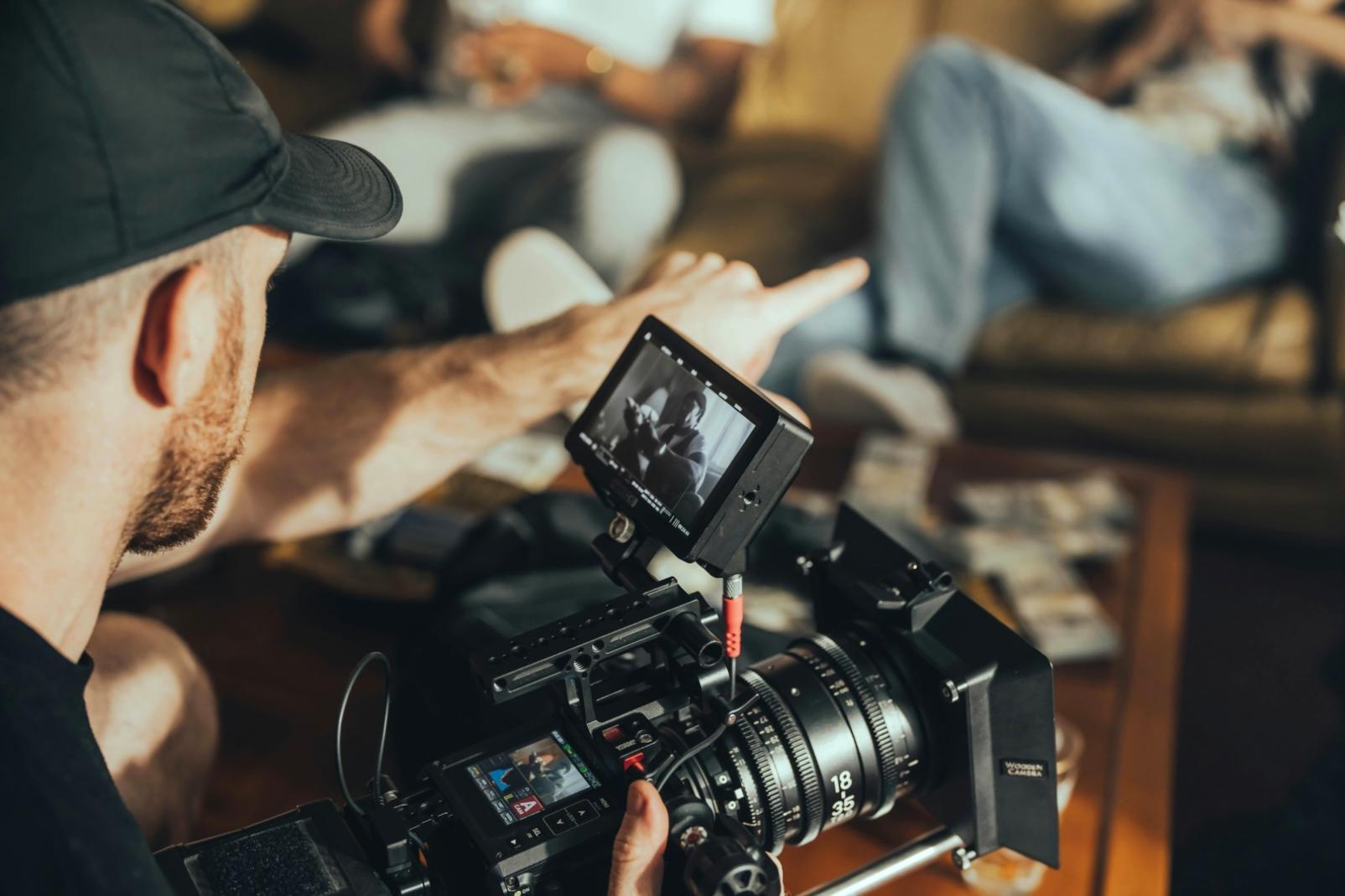 Professionelle Filmbearbeitung im modernen Schnittraum